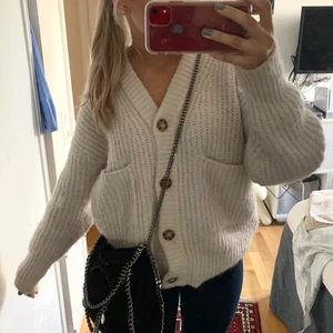 Vit stickad kofta - Jättefin och mysig kofta från zara! Knappt använd och är därför i fint skick💕 så nice nu till hösten och vintern