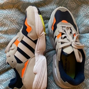 Adidas sneakers - Köpte dessa här på Plick men passade ej mig. Säljer därför vidare. Skorna är storlek 37 och knappt använda i fräscht skick (som på bilden). Pris kan diskuteras. 