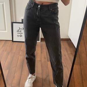 Ett par svart-grå raka jeans från Junkyard🖤🤍 Storleken är 27, vilket motsvarar 36 men skulle säga att de nog passar 38 också. Modellen heter ”Kay Girlfriend” och kostade 399kr när jag köpte dem.