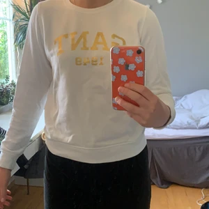 Gant sweatshirt i strl S - En vit tröja med text i guld. Knappt använd