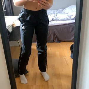 Adidas core18 regnbyxor strl S  - Oanvända regnbyxor som passar extra bra till fotboll, men även vanligt. De är stora i och med att det är unisex, strl 38 dam passar dessa perfekt! 