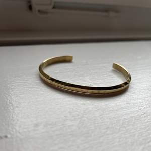 Säljer mitt guldiga ideal of sweden armband för att det inte kommer till användning längre. I ett super bra skick och säljer för 50kr inkl frakt 