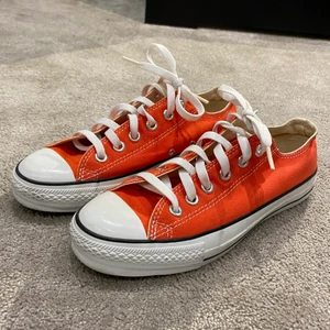Låga converse - Orangea converse i stl 37,5 skulle snarare säga 38:or. Unika och går inte längre att få tag i. Rena och fräscha. Skickas med postnord🤎