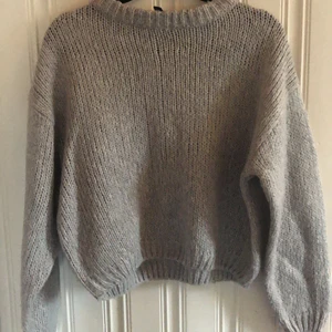 Grå stickad tröja  - Här har vi en jättefin grå stickad tröja, passar oxå perfekt nu till hösten! Knappt använd, stl S. Skriv för intresse, eller tydligare bilder om det behövs.❤️