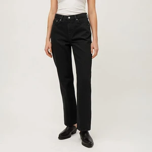 Weekday svarta jeans  - Svarta jeans från weekday i modellen voyage. Snygg modell och sarsamt använda