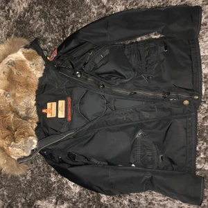 Para jumper viner jacka xs/s - Jag säljer min para jumper jacka, det är storlek XS men passar en liten S, jackan och pälsen är i bra skick!