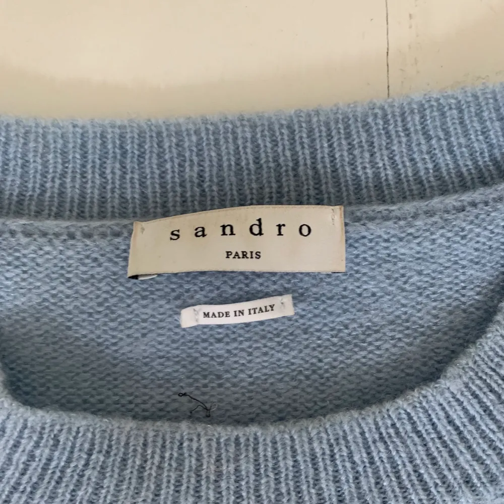 Superskön ljusblå stickad tröja ifrån sandro med ett S på, använd men bra skick, sticks inte. Stickat.