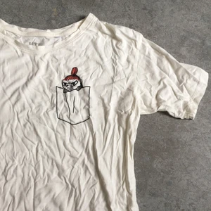 Mumin t-shirt - Jättesöt Lilla My-tisha från uniqlo i storlek S! (Det är ingen riktig bröstficka utan endast ett tryck).