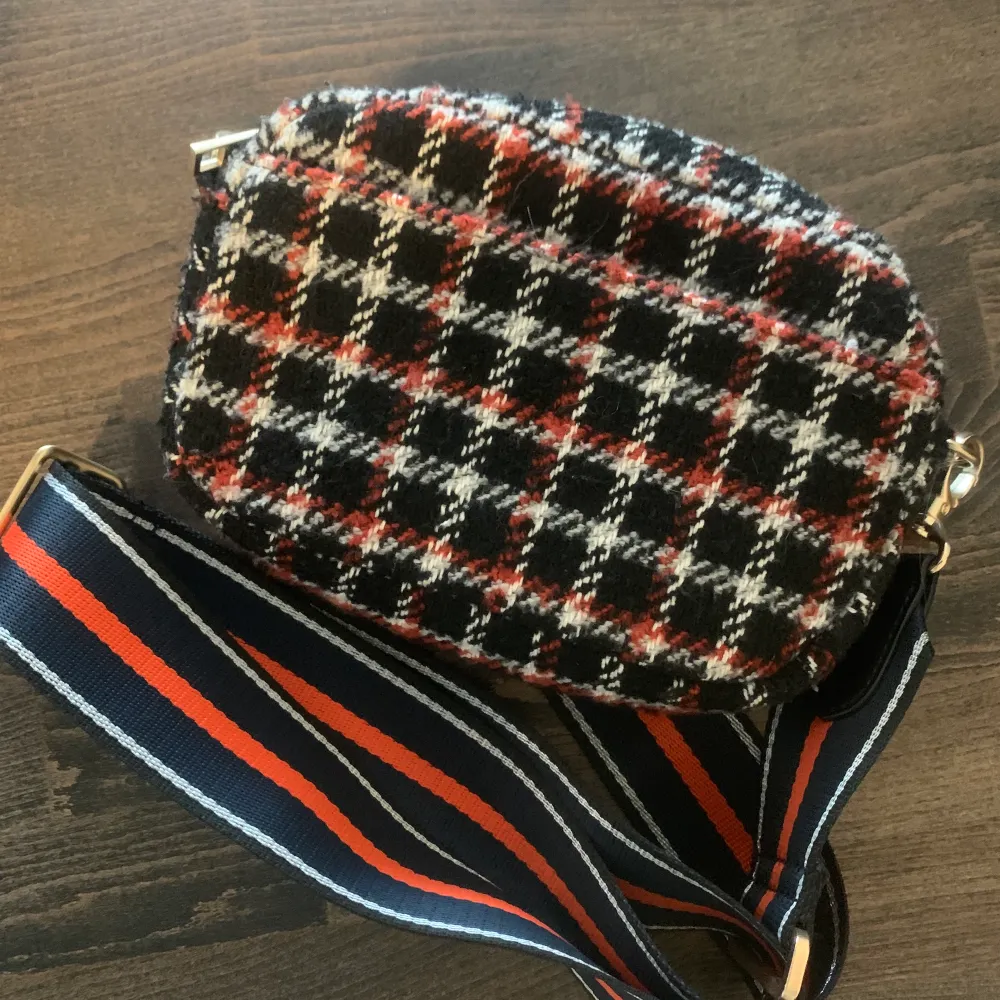 Knappt anvönd väska ifrån BACK SÖNDERGAARD. Komme rmed ett crossbody ”band” som man även kan sätta som magväska. Ordinariepris 700. . Väskor.