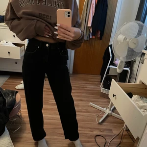 Vida jeans ifrån Bershka! - Säljer mina svarta jeans från Bershka, inte så himla mycket använda men jag älskar dessa jeans. Har tyvärr gått ner i vikt så dem har blivit lite för stora för mig. Ny pris är 499 och jag säljer för 130 + frakt. Det är storlek 32 men passar mig som brukar ha 34