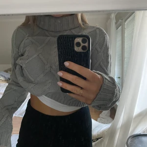 Grå stickad tröja - En kabelstickad grå tröja från hollister. Super skön att ha på sig men aldrig kommit till användning. 