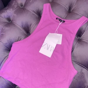 Topp - Säljer denna jätte fina topp från zara, nyskick med prislapp kvar💗 storlek m men jätte liten i storlek så passar nog en s/xs💕