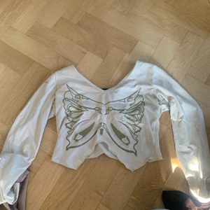 Tröja från shein  - Säljer min tröja från shein! Använd 1 gång . Väldigt söt topp 