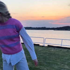 Rosa väst!!! - Rosa väst med lila linjer!! Köpt secondhand så lapp saknas (gissar att den ej är frabriksgjord💛), men jag skulle säga att det är S i passform! Bara att skriva för fler frågor 💕💕💕
