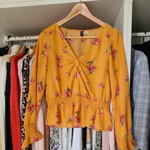 HM - Jag säljär den fina  blusan  från Hm pga att det pasar inte mig längre. Str ( 34)