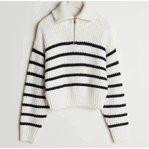 Randig stickad tröja - Buda privat!! Funderar på o sälja denna fina randiga tröja från Gina Tricot som inte säljs längre. Den är i superbra skick och kommer tyvärr inte till användning. Storlek XL men liten i storlek så sitter oversized på mig som är S ❤️❤️❤️ Köp direkt för 370 + frakt!! 