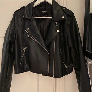 Skinnjacka - En snygg fake läderjacka från bershka. Storleken är L men den är väldigt liten i storleken och är kort, sitter snyggt på mig som brukar ha M och kan ha tjockare tröja under!💕