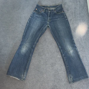 Levis 525  - Levis 525 w 28 l 30, ganska små för storleken. Annars bra skick