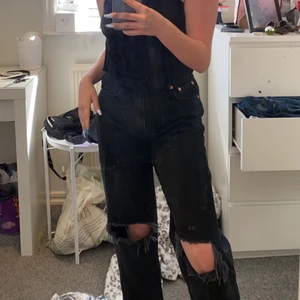Jeans - Säljer dessa jeans från Gina trico får petit avdelningen strl 36, använda 2-4 ggr💓köparen står för frakt kan även mötas upp i Sthlm. Köpta för 600 säljer för 450