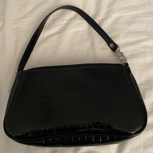 Liten väska - Fin liten väska från SHEIN. Svart och glansig. Helt oanvänd.