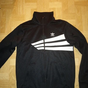 Adidas tröja - Adidas tröja också sparsamt använd. 