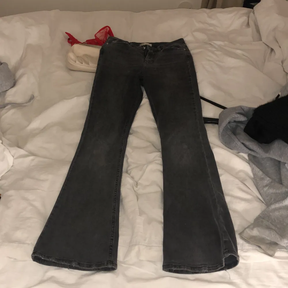 bootcut jeans från gina, älskar dom men har tyvärr blivit för små. lagom långa på mig som är 163. Jeans & Byxor.