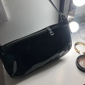 Väska - Superfin axelväska från som är från gina, superfint skick! 💓⚡️