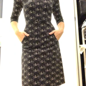 Cissi & Selma-klänning, modell Ester - Denna klänning produceras inte längre! Jag säljer denna stilrena, sparsamt använda Esterklänning med cykelmotiv från Cissi & Selma då jag inte bär den typen av klänningsmodell längre. Storlek XS. Nypris 1200kr, säljes för 600kr inkl. frakt, eller hämtas på Södermalm. Katt finns i hemmet!