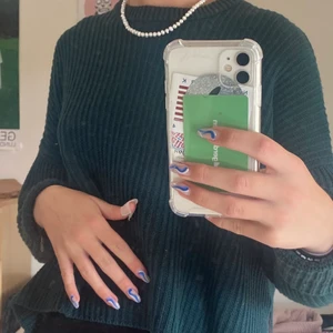 super mysig stickad tröja från monki!!  - knappt använd så den är i mkt bra skick 😙 skulle säga att den passar de flesta då man kan vika ut o justera armarna!! 