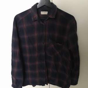 Dark purple plaid shirt from pull&bear. It’s in a good state, the only thing is that a button is missing (see on 2nd picture) but it’s not really a problem if you wear it unbuttoned and it doesn’t show much if you wear it buttoned up. If you sew, it’ll be easy to replace 🧵 🪡 But it’s still one button missing, that’s why I’m setting the price low 😄