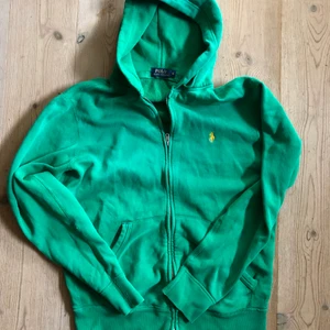 Tröja  - Grön munkjacka/hoodie med dragkedja från Ralph lauren. Köpt på vintage butik för länge sedan! Strl L men passar xs-l beroende på hur man vill att den ska sitta💞