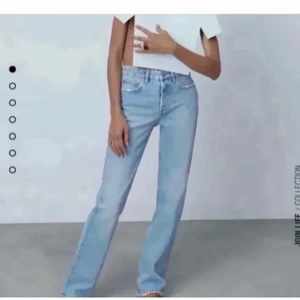 Zara jeans - Fina jeans från zara använda max 5 gånger💕första två bilder lånade! Köparen står för frakten💕💕FÖRST TILL KVARN!! Vill bli av med fort💕