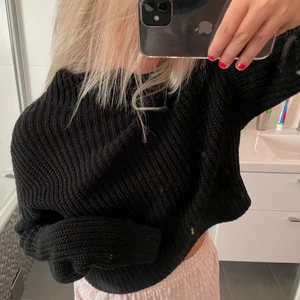 Svart stickad tröja - Svart stickad tröja med hög krage från HM. Storlek S😌