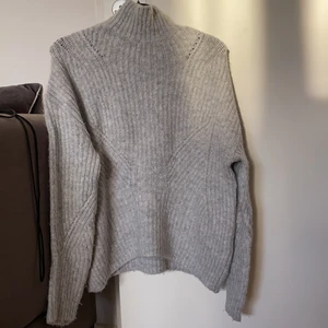 Grå stickad tröja - Grå stickad tröja