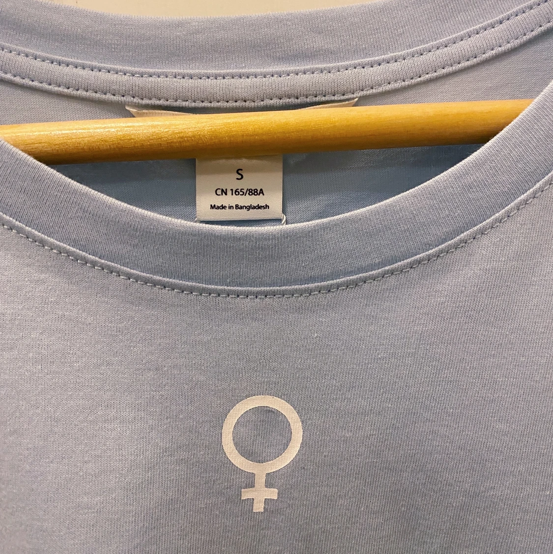 T-shirt med feminstsymbol - 90