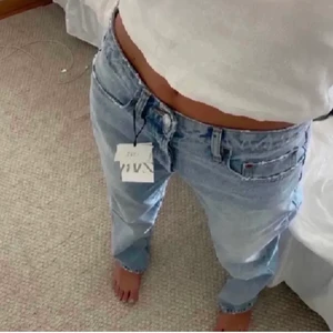 Zara Jeand midrise - Säljer dessa efterfrågade och slutsålda jeansen från zara! Storlek 38, sitter lite baggy på mig som har 36 vanligtvis. Är 173 och går ner till hälarna på mig. Budgivning från 300 