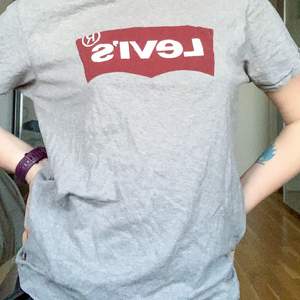 Sparsamt använd klassisk Levis T-shirt. Sitter ganska löst för en M.