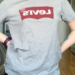 Klassisk Levi’s T-shirt  - Sparsamt använd klassisk Levis T-shirt. Sitter ganska löst för en M.