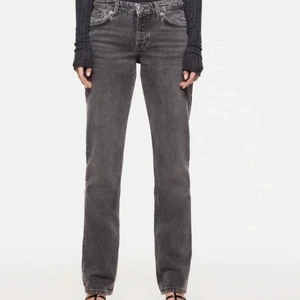 Zara lågmidjade jeans - Säljer mina grå lågmidjade jeans från zara! De är helt felfria och är i nyskick:) jag säljer om jag får bra bud💕 SLUTSÅLDA‼️ Köparen står för frakten. Storlek 34. Skriv för egna bilder🧡💜 (köp direkt för 800kr inklusive frakt) BUD PÅ 800kr