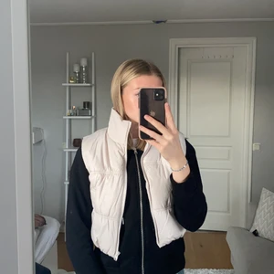 Croppad väst från H&M - Aldrig använd, nytt skick och jättefin beige färg