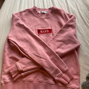 NA-KD sweatshirt - Säljer denna tröja pågrund av aldrig använder. Inga fläckar eller något hål. Storleken passar en S/M. Köpt för 2-3 år sen så den finns ej kvar. Pris kan diskuteras!