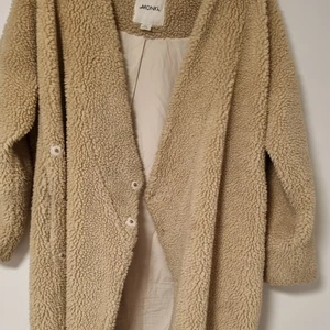 Teddykappa från Monki - En lång och varm Teddykappa från Monki. Är storlek xs-s men funkar från allt mellan xs-L så väldigt generös I storlek. Den är i gott skick och kostade 700:- när jag köpte den. Jag kan gå ner i pris vid snabb affär!