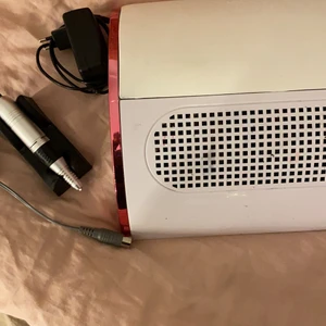 Nagel dammsugare - Använd mycket men är i jättebra skick🤍Dammsugarpåse och sladd tillkommer, ej tyvärr bitsar🤍Måste köpa till elfil för 75 kr