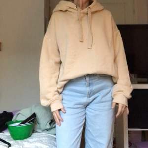 En jätte mysig beige hoodie ifrån Lager 157. Storlek S🌸 Den var mer oversized än tänkt så den passar inte mig så bra & den bara skräpar i garderoben💞 Den är aldrig använd men OTROLIGT mysig, därför har jag inte velat sälja den 💓 Köptes för 150kr!  Jag bär vanligtvis storlek XS-S. Jag är ca 155-156cm lång💘 fler bilder kan fås privat. Fraktkostnaden går att förhandla privat 🥰