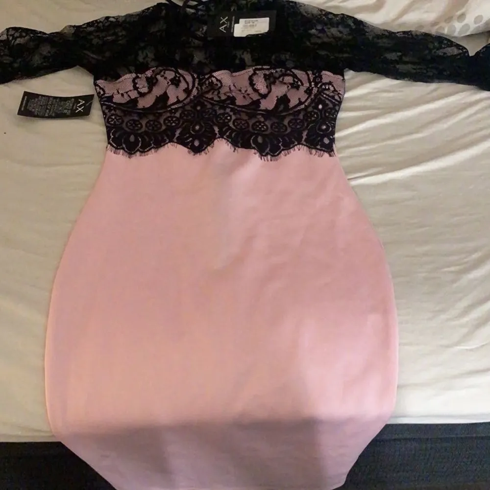 Säljer en klänning som är helt ny med prislapp på! Köptes för 460kr kan tänka mig säljer den för 300 men pris kan diskuteras vid snabb affär!. Klänningar.