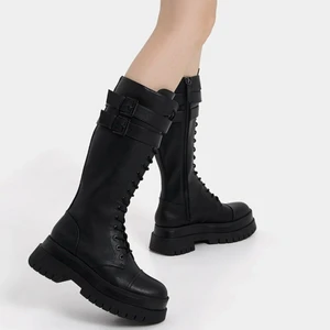 Platform boots - Säljer nu mina coola och trendiga platform boots då jag har ett par likadana som jag använder mer. Har bara använt de 4 gånger så de är i väldigt bra skick!! Storlek 37 men sitter mer som 38. Ordinarie pris är 800 men säljer dem för 600 (priset kan diskuteras). Flera bilder kan man gärna fråga om vid intresse! Köparen står för frakten 🖤🖤