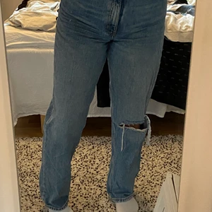 Raka jeans med ett hål - Ett par raka jeans från monki men ett hål på ena knät. Jätte fint skick och sitter bra i längen, passar nog också längre💕 jag är 162cm lång