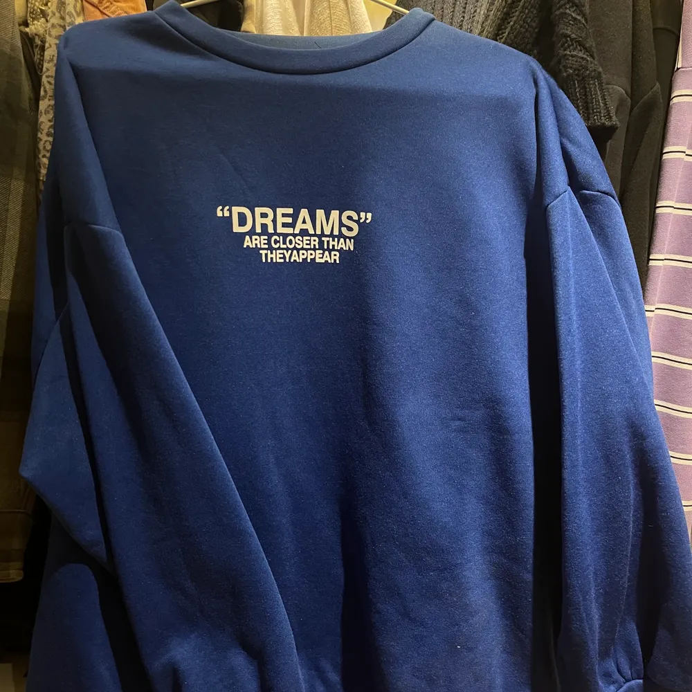 Mörkblå sweatshirt från Shein, 200kr inklusive frakt💓. Tröjor & Koftor.