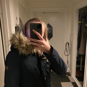 Mysigaste vinterjackan - Säljer min mysiga vinterjacka från Hollister som är i väldigt bra skick. Fluffig i luvan och även i jackan (likadan ”päls” (fake) som i luvan). Köpt för runt 1000 och säljer för 400. 