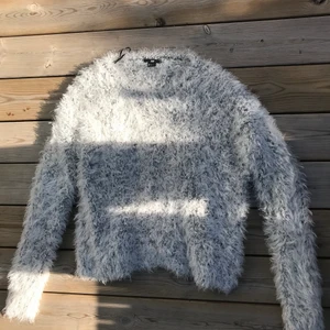 Fluffig tröja  - Säljer denna fluffiga vita tröjan ifrån hm i storlek M